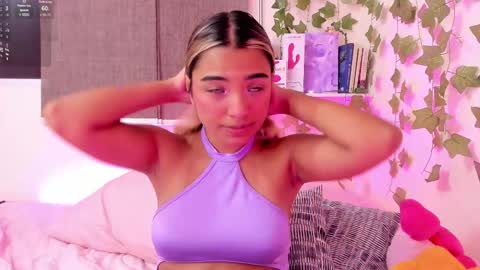 Snapshot of annebull_ chatting on February 1, 1:02 am Anne online show from February 1, 1:02 am