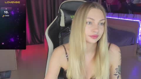 Snapshot of annie69kiss chatting on December 22, 7:44 am Annie online show from December 22, 7:44 am