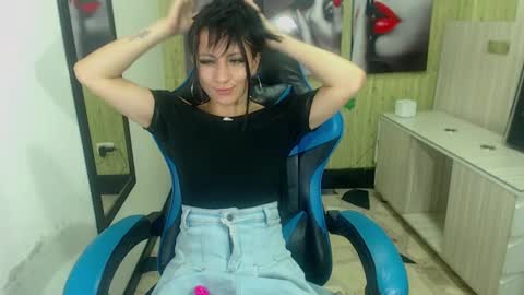 Anniee online show from March 1, 2:44 pm