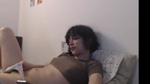Snapshot of apolosbitch chatting on December 4, 11:19 pm Nix online show from December 4, 11:19 pm