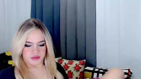 ARIANNE CUMS  online show from March 5, 12:00 pm