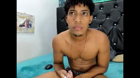 Snapshot of ariel_andres_bigcock chatting on September 14, 9:05 pm ariel_andres_bigcock online show from September 14, 9:05 pm