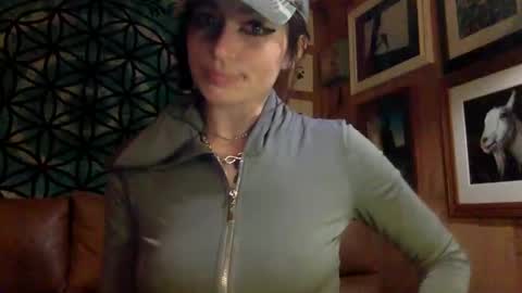Snapshot of arielwyld chatting on March 10, 1:56 am ariel colin when hes here online show from March 10, 1:56 am