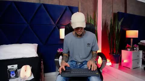 aronmuller_ online show from September 18, 5:00 am