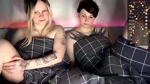 Snapshot of arya_stark7 chatting on March 6, 11:47 am Arya brunett and Cassie blond online show from March 6, 11:47 am