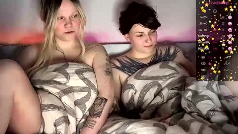 Snapshot of arya_stark7 chatting on March 10, 5:18 pm Arya brunett and Cassie blond online show from March 10, 5:18 pm
