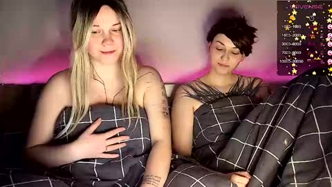 Snapshot of arya_stark7 chatting on December 27, 6:14 am Arya brunett and Cassie blond online show from December 27, 6:14 am