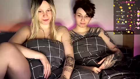 Snapshot of arya_stark7 chatting on January 21, 12:18 pm Arya brunett and Cassie blond online show from January 21, 12:18 pm