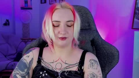 Snapshot of asheluck chatting on February 12, 8:50 pm AshleyAshe online show from February 12, 8:50 pm