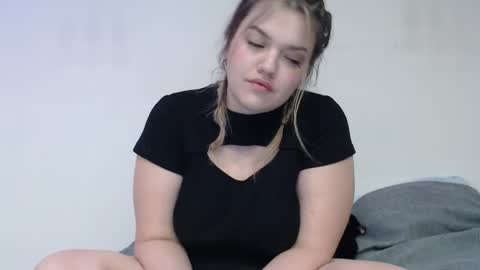 Snapshot of ashleyrosee_ chatting on February 23, 2:18 am Anite online show from February 23, 2:18 am
