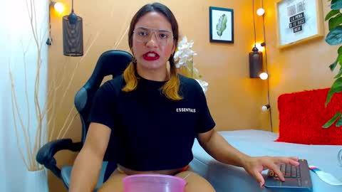 Snapshot of aslyhernandez chatting on September 18, 6:34 pm ASLY online show from September 18, 6:34 pm