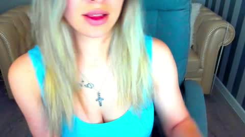 Snapshot of astraluxe_ chatting on February 6, 8:23 pm Asta online show from February 6, 8:23 pm