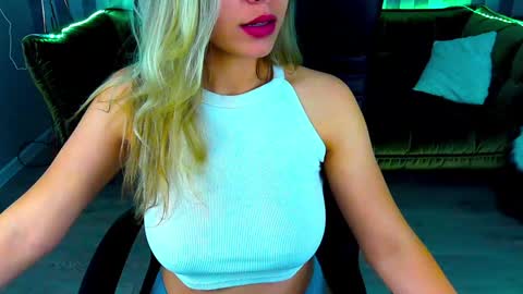 Snapshot of astraluxe_ chatting on December 22, 4:48 pm Asta online show from December 22, 4:48 pm