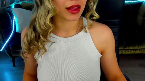 Snapshot of astraluxe_ chatting on January 7, 6:05 am Asta online show from January 7, 6:05 am