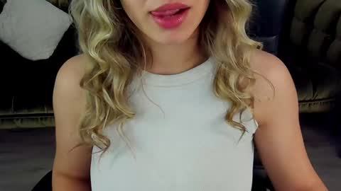 Snapshot of astraluxe_ chatting on January 4, 6:52 am Asta online show from January 4, 6:52 am
