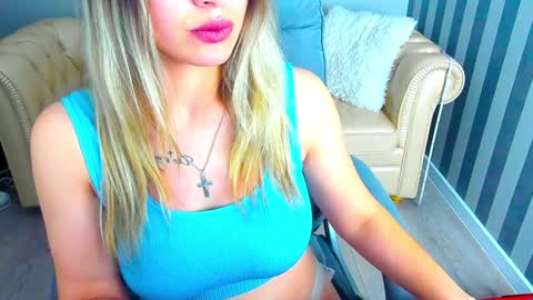 Snapshot of astraluxe_ chatting on February 5, 9:29 pm Asta online show from February 5, 9:29 pm