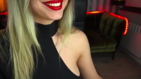 Snapshot of astraluxe_ chatting on February 7, 9:15 pm Asta online show from February 7, 9:15 pm