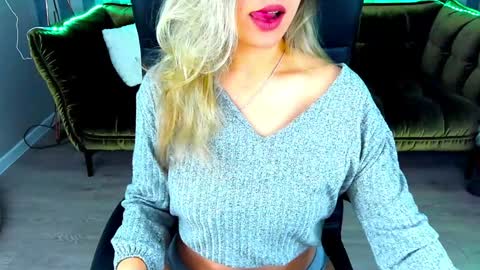 Snapshot of astraluxe_ chatting on December 22, 1:22 pm Asta online show from December 22, 1:22 pm