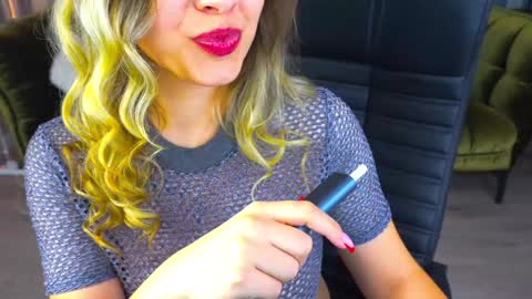 Snapshot of astraluxe_ chatting on January 18, 11:55 pm Asta online show from January 18, 11:55 pm