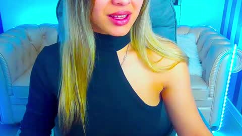 Snapshot of astraluxe_ chatting on February 1, 6:43 am Asta online show from February 1, 6:43 am