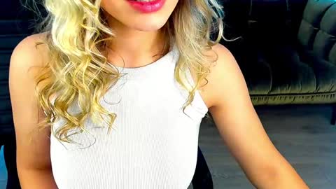 Snapshot of astraluxe_ chatting on January 7, 9:07 am Asta online show from January 7, 9:07 am