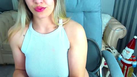 Snapshot of astraluxe_ chatting on January 17, 5:19 pm Asta online show from January 17, 5:19 pm