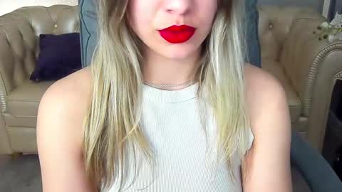 Snapshot of astraluxe_ chatting on February 20, 9:44 am Asta online show from February 20, 9:44 am