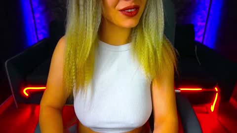Snapshot of astraluxe_ chatting on February 2, 11:53 pm Asta online show from February 2, 11:53 pm