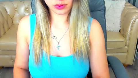 Snapshot of astraluxe_ chatting on February 6, 11:26 pm Asta online show from February 6, 11:26 pm