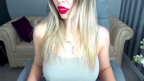 Snapshot of astraluxe_ chatting on February 25, 1:53 pm Asta online show from February 25, 1:53 pm