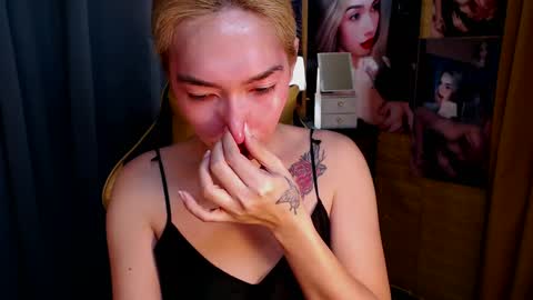 Snapshot of aurakharisma_xx chatting on March 6, 4:52 am Miss awra online show from March 6, 4:52 am