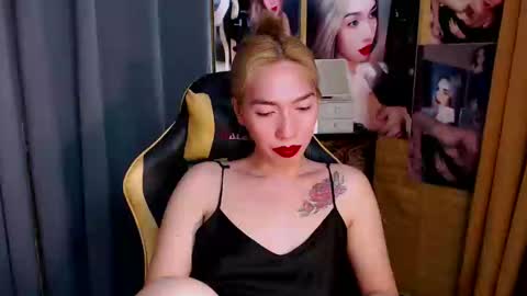 Snapshot of aurakharisma_xx chatting on March 1, 8:13 am Miss awra online show from March 1, 8:13 am