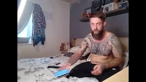 Snapshot of beardedtattedguy chatting on September 17, 8:18 am beardedtattedguy online show from September 17, 8:18 am