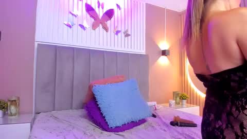 Snapshot of beauty_milf4 chatting on January 23, 2:02 am Chantall online show from January 23, 2:02 am