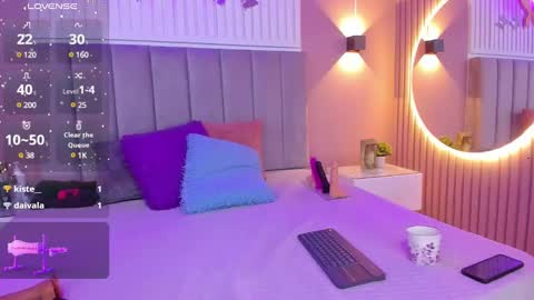 Snapshot of beauty_milf4 chatting on February 19, 7:59 pm Chantall online show from February 19, 7:59 pm
