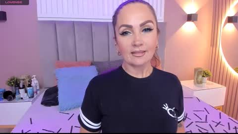 Snapshot of beauty_milf4 chatting on February 16, 7:38 pm Chantall online show from February 16, 7:38 pm