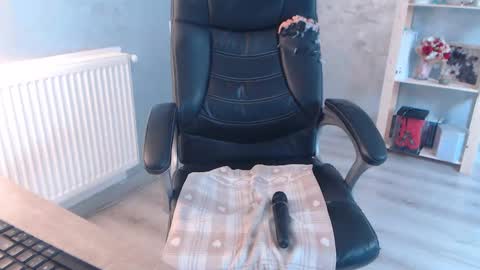 Snapshot of bella_miax chatting on January 17, 10:44 am online show from January 17, 10:44 am