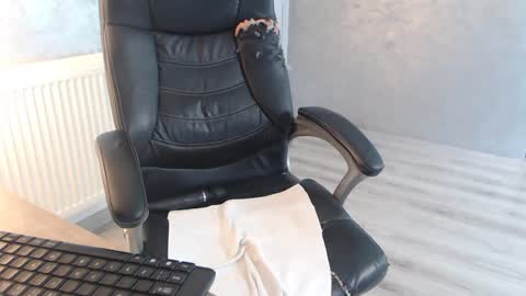 Snapshot of bella_miax chatting on December 17, 10:34 am online show from December 17, 10:34 am