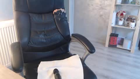 Snapshot of bella_miax chatting on February 19, 11:38 am online show from February 19, 11:38 am