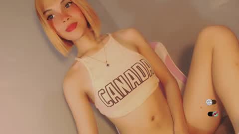Snapshot of bella_tara chatting on December 17, 8:43 pm Bella online show from December 17, 8:43 pm