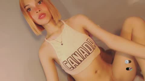 Snapshot of bella_tara chatting on December 17, 11:49 pm Bella online show from December 17, 11:49 pm