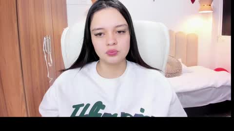 Snapshot of bellaa_hadid_ chatting on February 16, 11:27 am Bella Hadid online show from February 16, 11:27 am