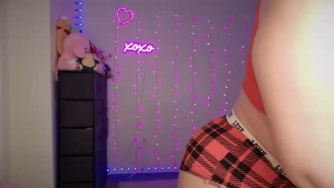 Snapshot of bellamonroee chatting on September 22, 3:32 am Bella Monroe online show from September 22, 3:32 am