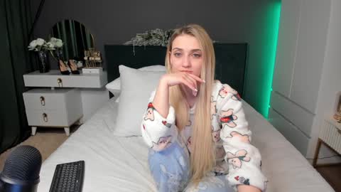 Amelia Ami Free Lovense control in pvt online show from December 14, 3:47 pm