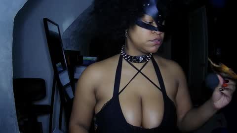 Snapshot of blacksirenqueen chatting on December 2, 2:35 am Queen Siren online show from December 2, 2:35 am