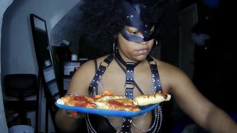 Snapshot of blacksirenqueen chatting on December 16, 4:45 am Queen Siren online show from December 16, 4:45 am