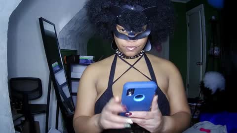 Snapshot of blacksirenqueen chatting on December 1, 10:01 pm Queen Siren online show from December 1, 10:01 pm