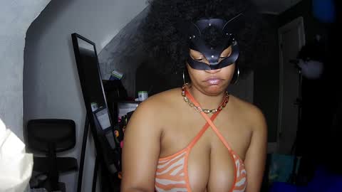 Snapshot of blacksirenqueen chatting on December 17, 5:29 am Queen Siren online show from December 17, 5:29 am