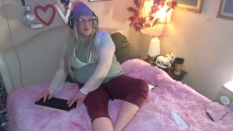 Snapshot of blakelytgirl chatting on February 6, 11:09 am Blakely Morningstar online show from February 6, 11:09 am