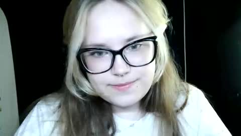Snapshot of blesskitty_ chatting on September 16, 1:13 pm blesskitty_ online show from September 16, 1:13 pm